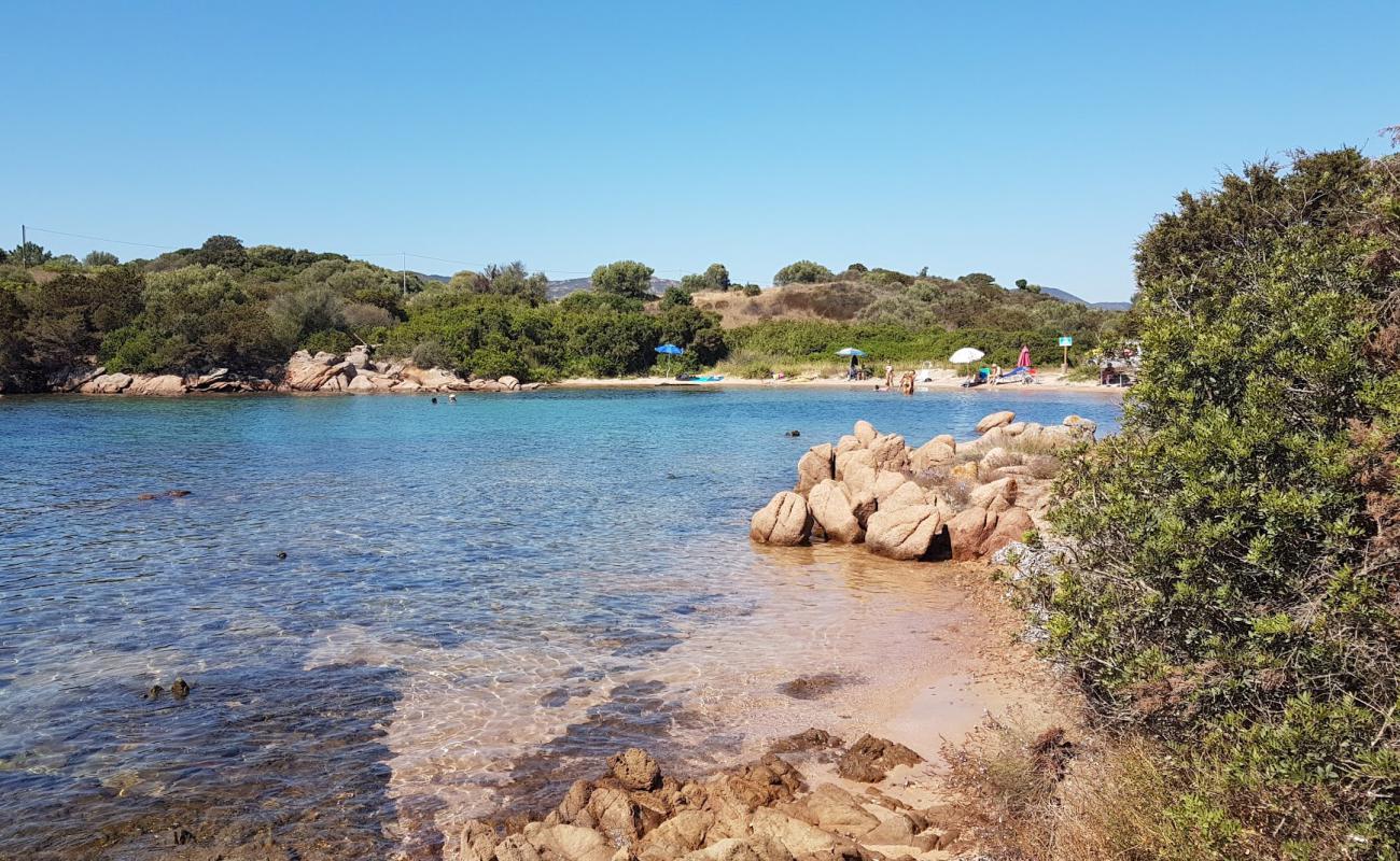 Foto de Cala Finanza con arena oscura superficie