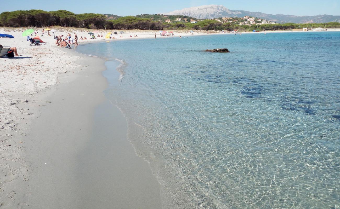 Foto de Spiaggia La Caletta con brillante arena fina superficie