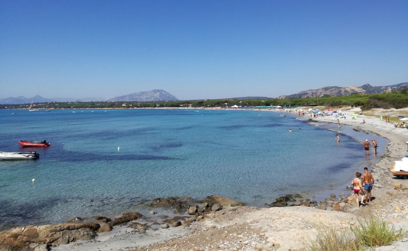 Foto de Playa Cala Ginepro con brillante arena fina superficie