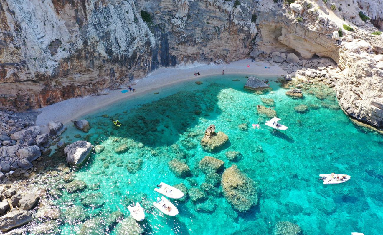 Foto de Cala Esuili con guijarro fino blanco superficie