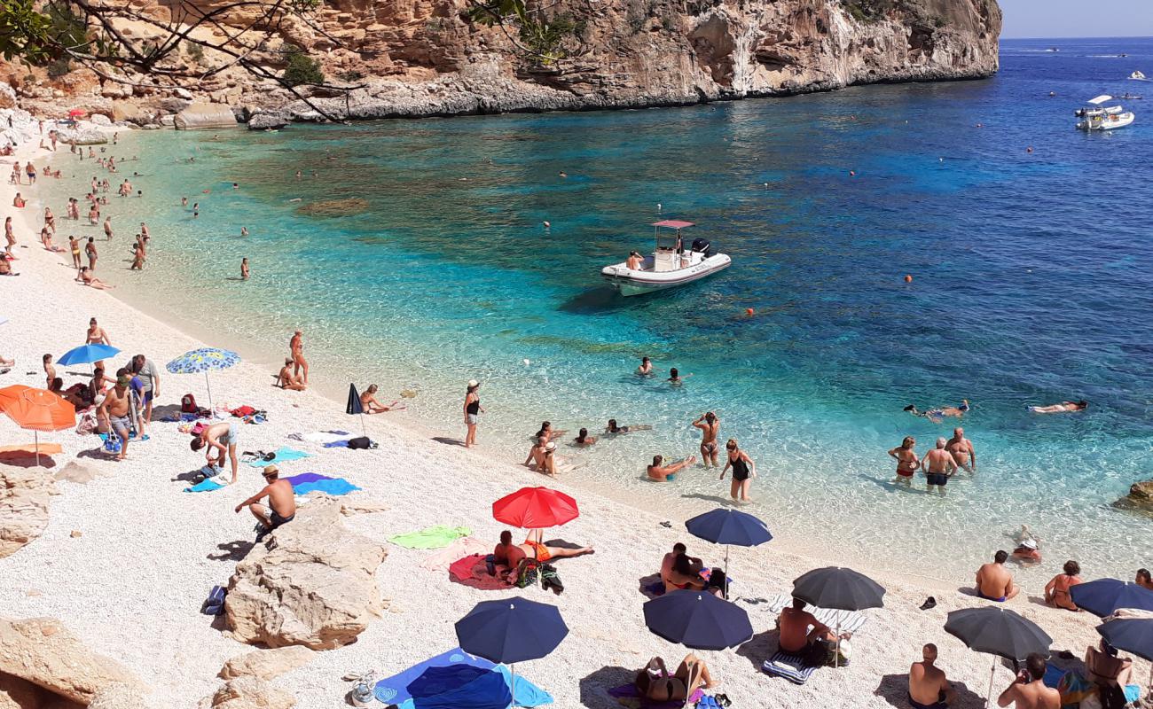 Foto de Spiaggia di Bilariccoro con guijarro fino blanco superficie