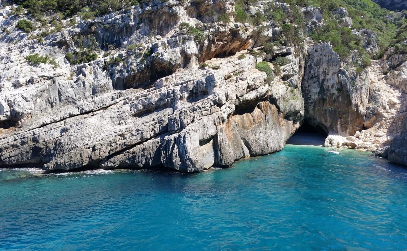 Foto de Cala Mudaloru con guijarro fino blanco superficie