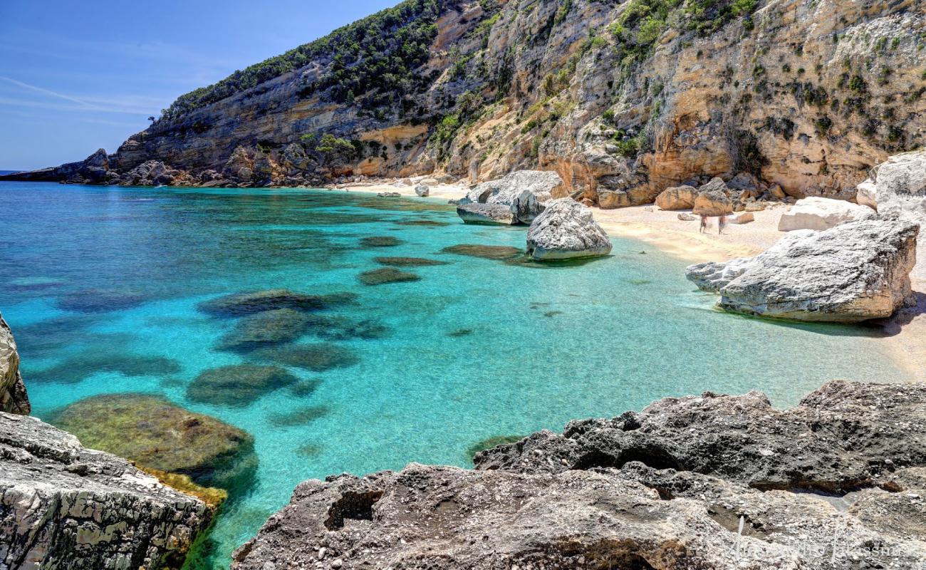 Foto de Cala Mariolu con guijarro fino blanco superficie