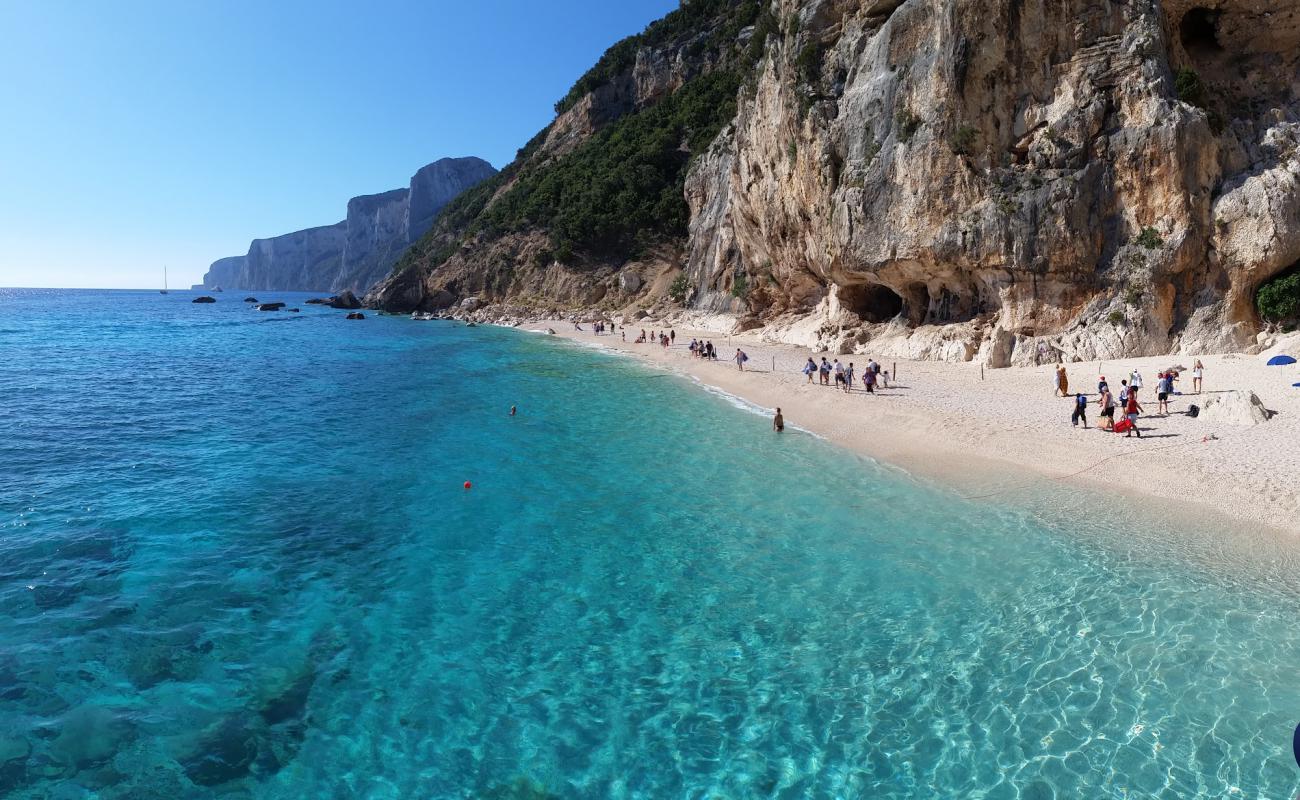 Foto de Spiaggia Dei Gabbiani con guijarro fino blanco superficie