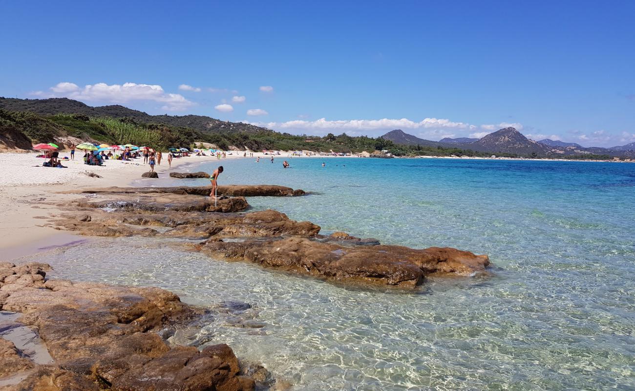 Foto de Playa de Sant'Elmo con brillante arena fina superficie