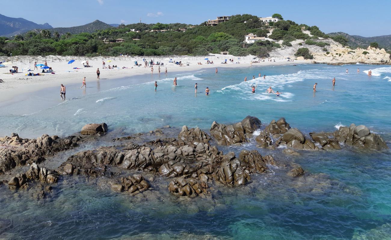 Foto de Playa Porto Giunco con brillante arena fina superficie