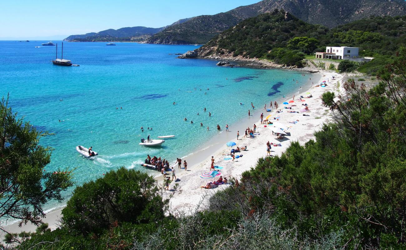 Foto de Playa Cuccureddus con arena brillante superficie