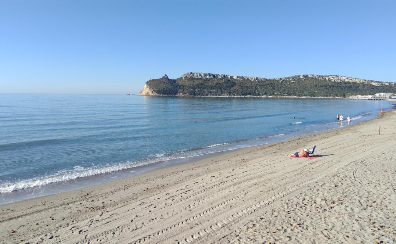 Foto de Playa de Poetto con brillante arena fina superficie