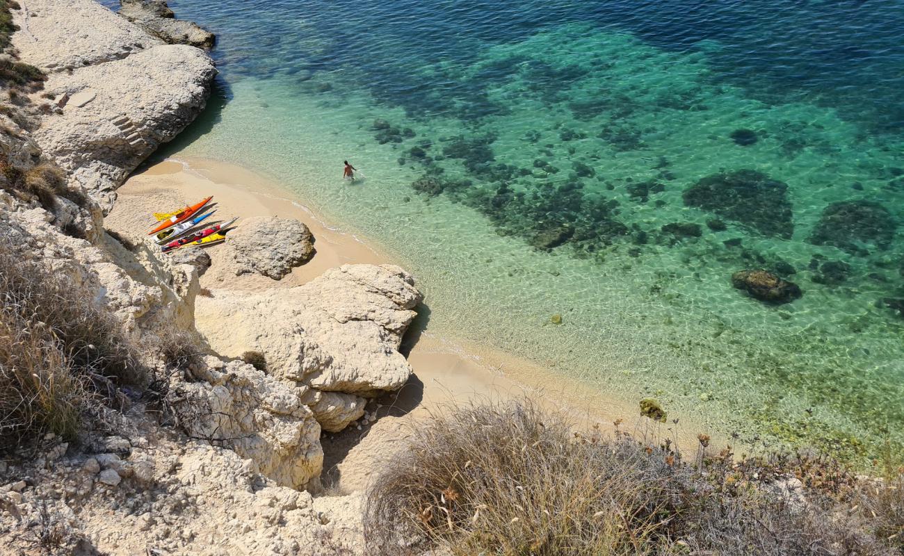 Foto de Cala Bernat con arena fina y guijarros superficie