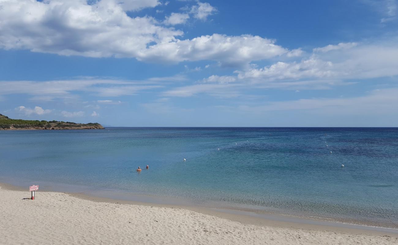 Foto de Playa de Fichi con arena brillante superficie