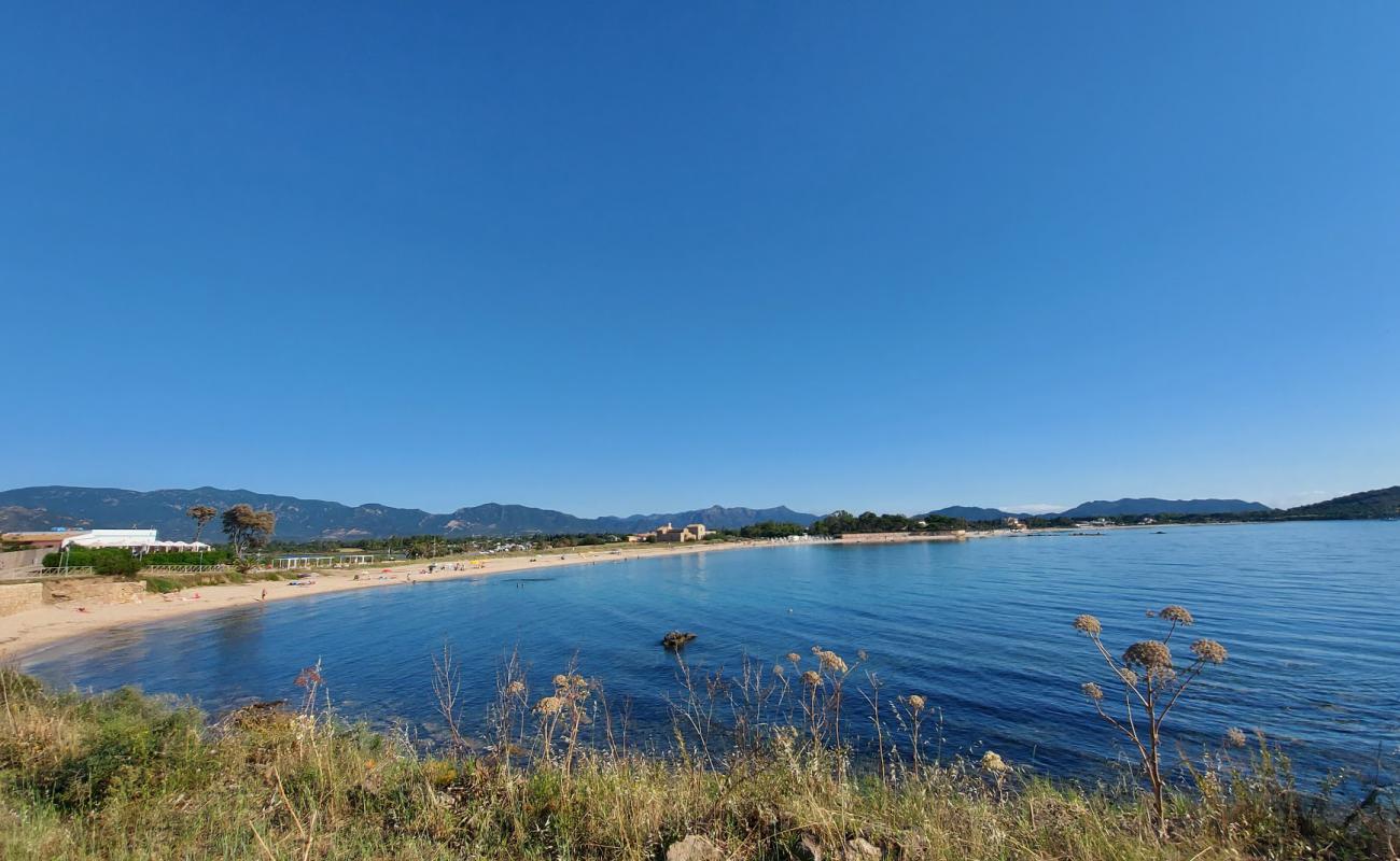 Foto de Spiaggia di Nora con brillante arena fina superficie