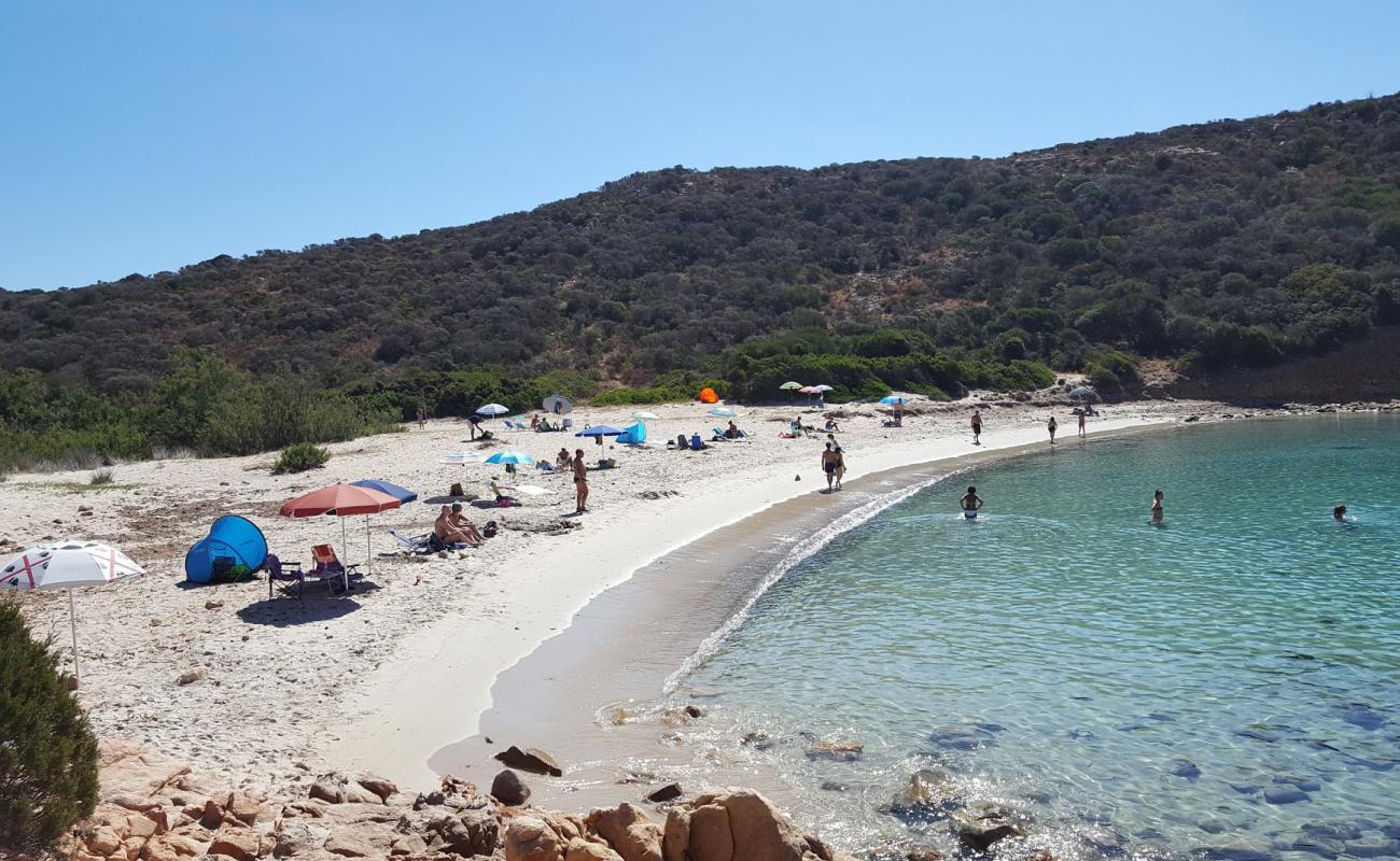 Foto de Playa de Porto Tramatzu con brillante arena fina superficie