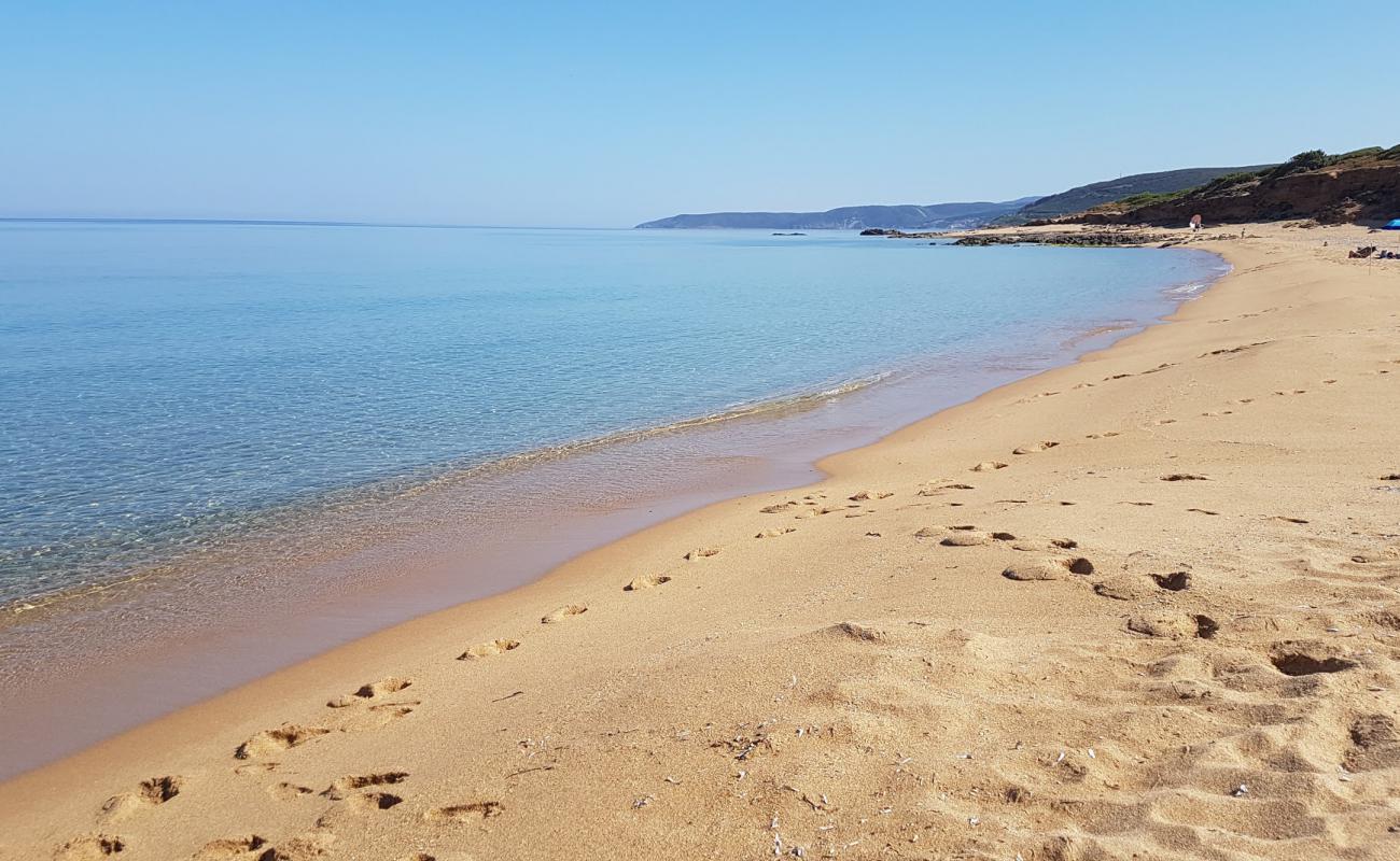 Foto de S'acquedda beach con arena brillante superficie