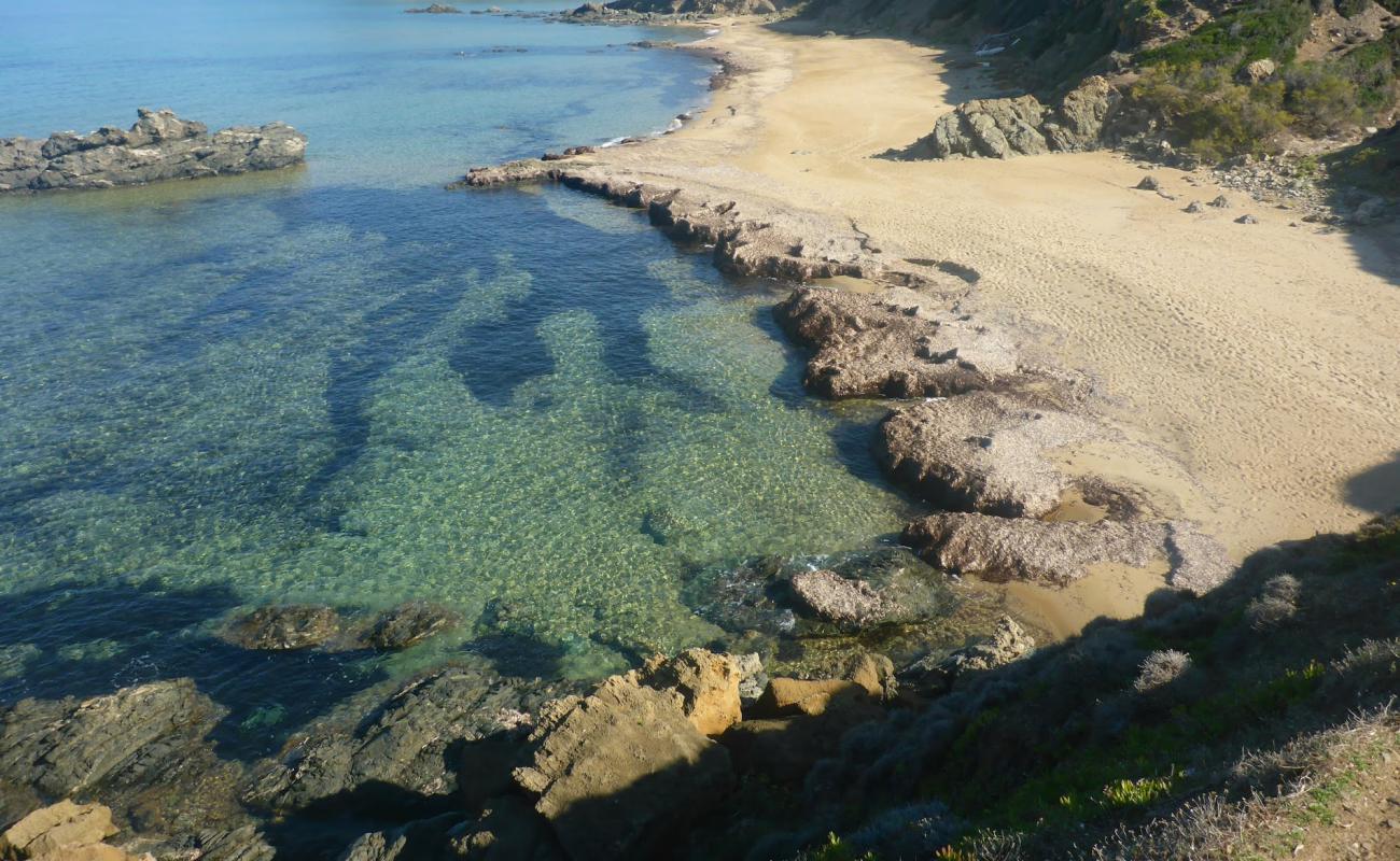 Foto de Marina di Gutturu con brillante arena fina superficie