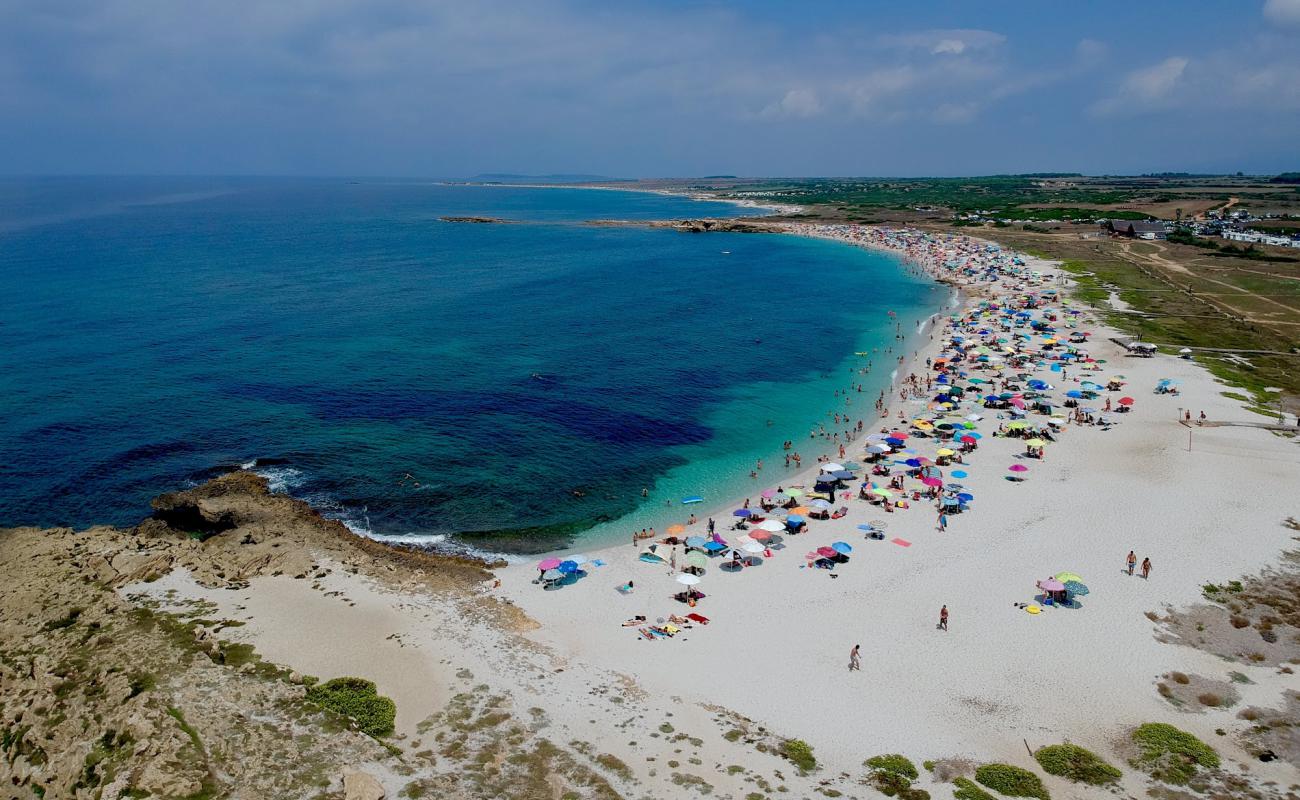 Foto de Playa de Arutas con arena fina blanca superficie