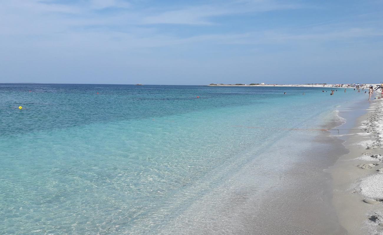 Foto de Playa de Mari Ermi con arena blanca superficie