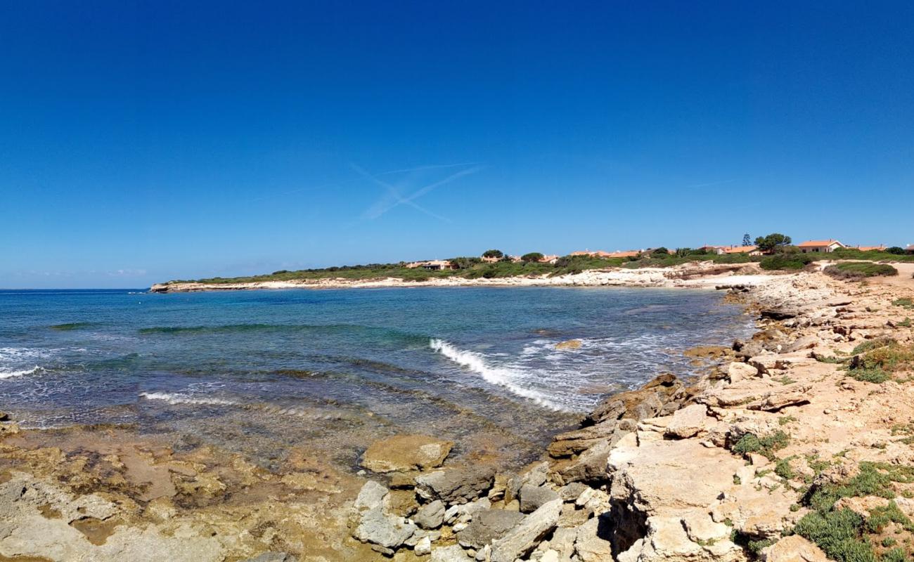 Foto de Spiaggia di Mandriola con arena brillante y rocas superficie