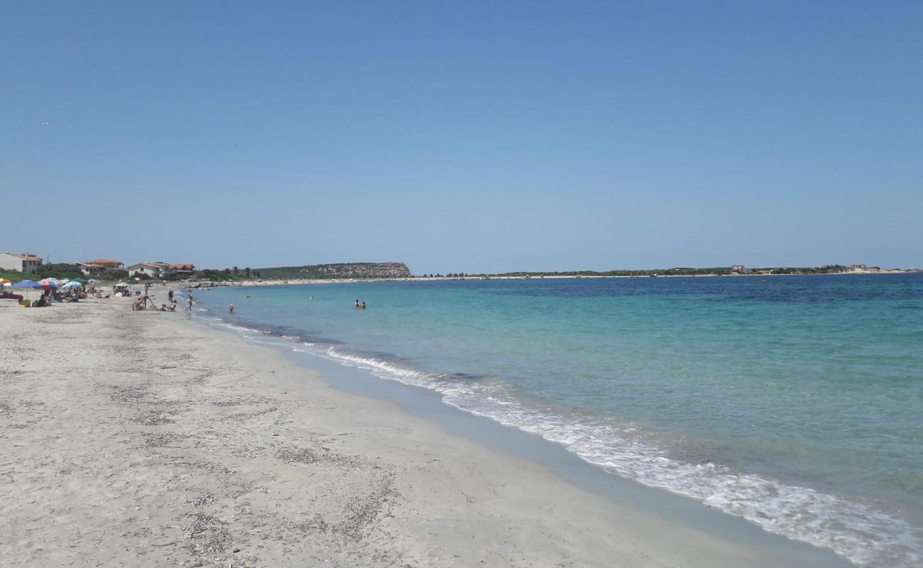 Foto de Sa Rocca Tunda beach con arena brillante superficie