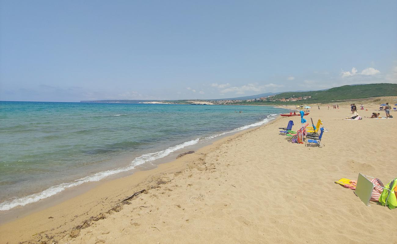 Foto de Spiaggia Di Is Arenas con arena brillante superficie