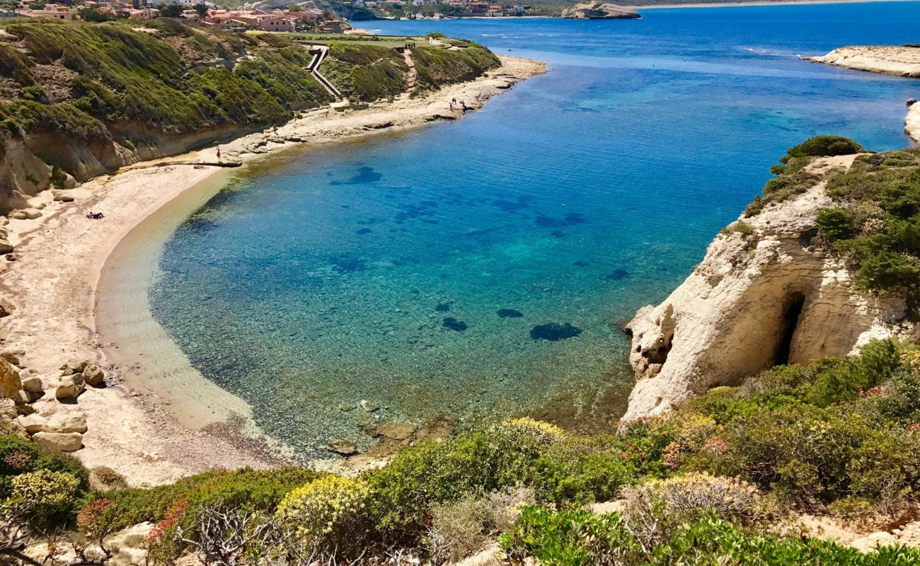 Foto de Arco beach con arena brillante y rocas superficie