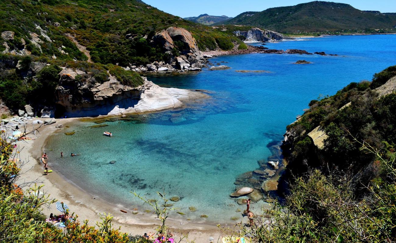 Foto de Spiaggia Cumpoltittu con arena brillante superficie