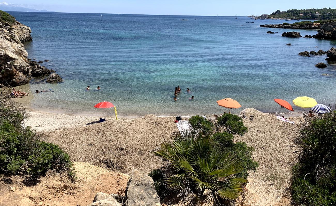 Foto de Cala dei Pini con arena brillante superficie