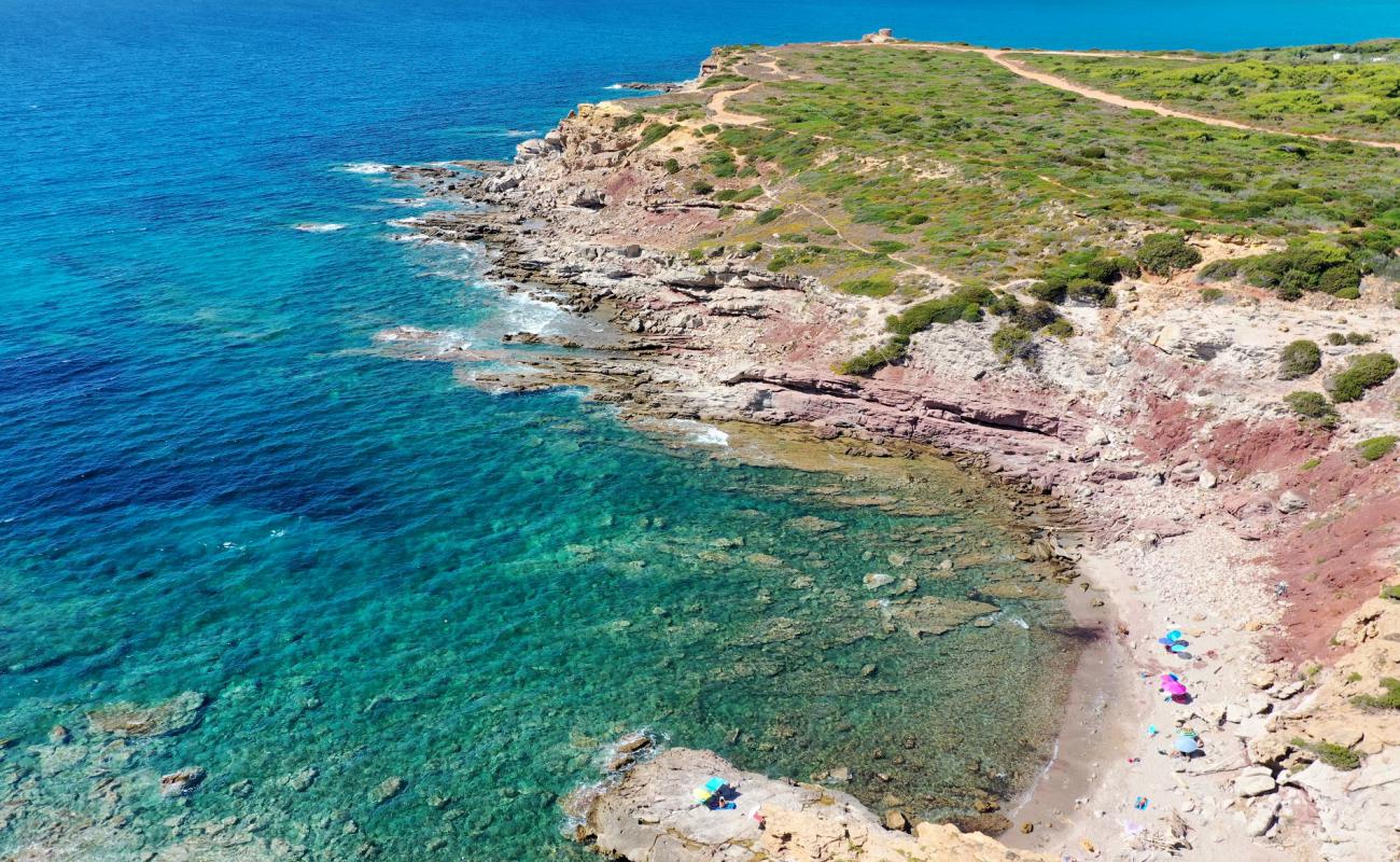 Foto de Cala Bantine Sale con arena gris y piedras superficie