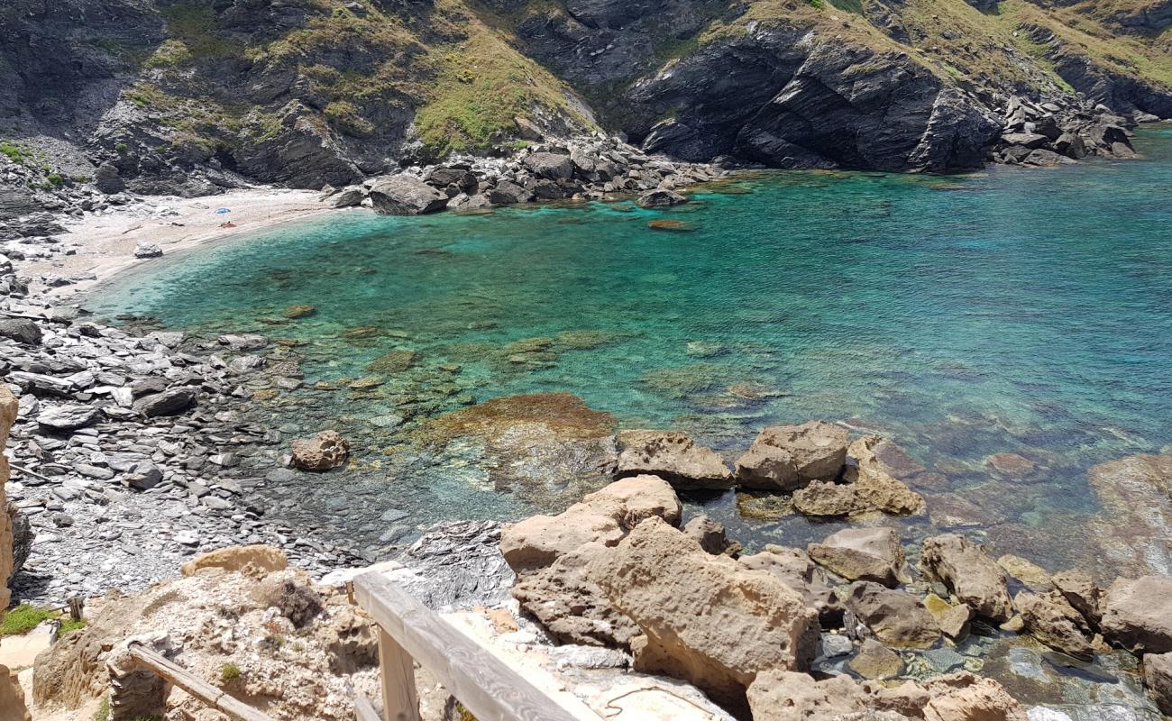 Foto de Spiaggia della Nurra con guijarro ligero superficie