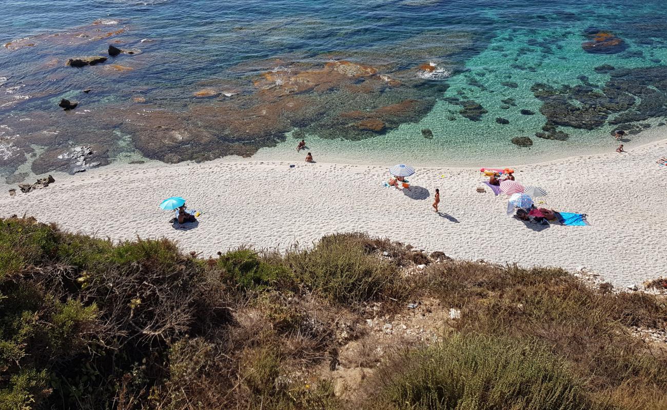 Foto de Spiaggia Di Rena Majore con guijarro fino claro superficie