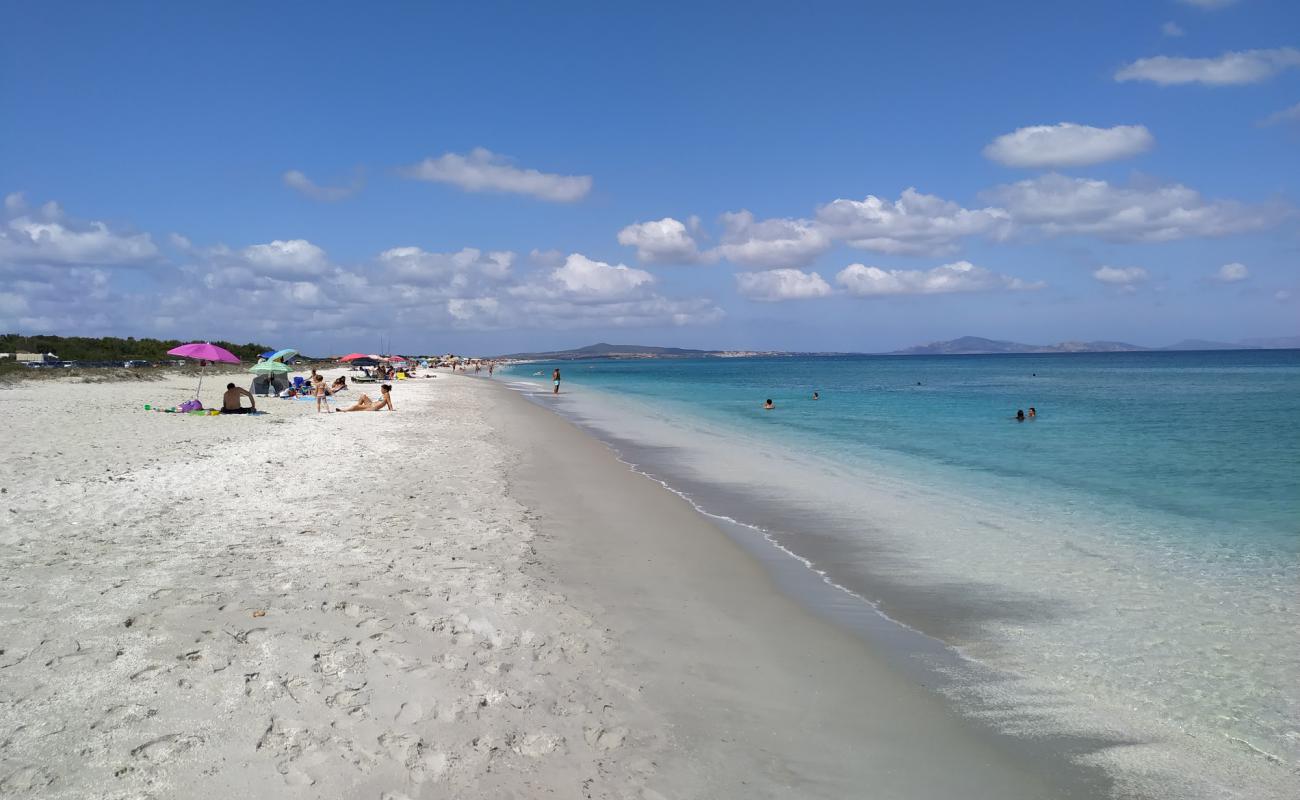 Foto de Spiaggia Le Saline (Ezzi Mannu) con guijarro fino claro superficie