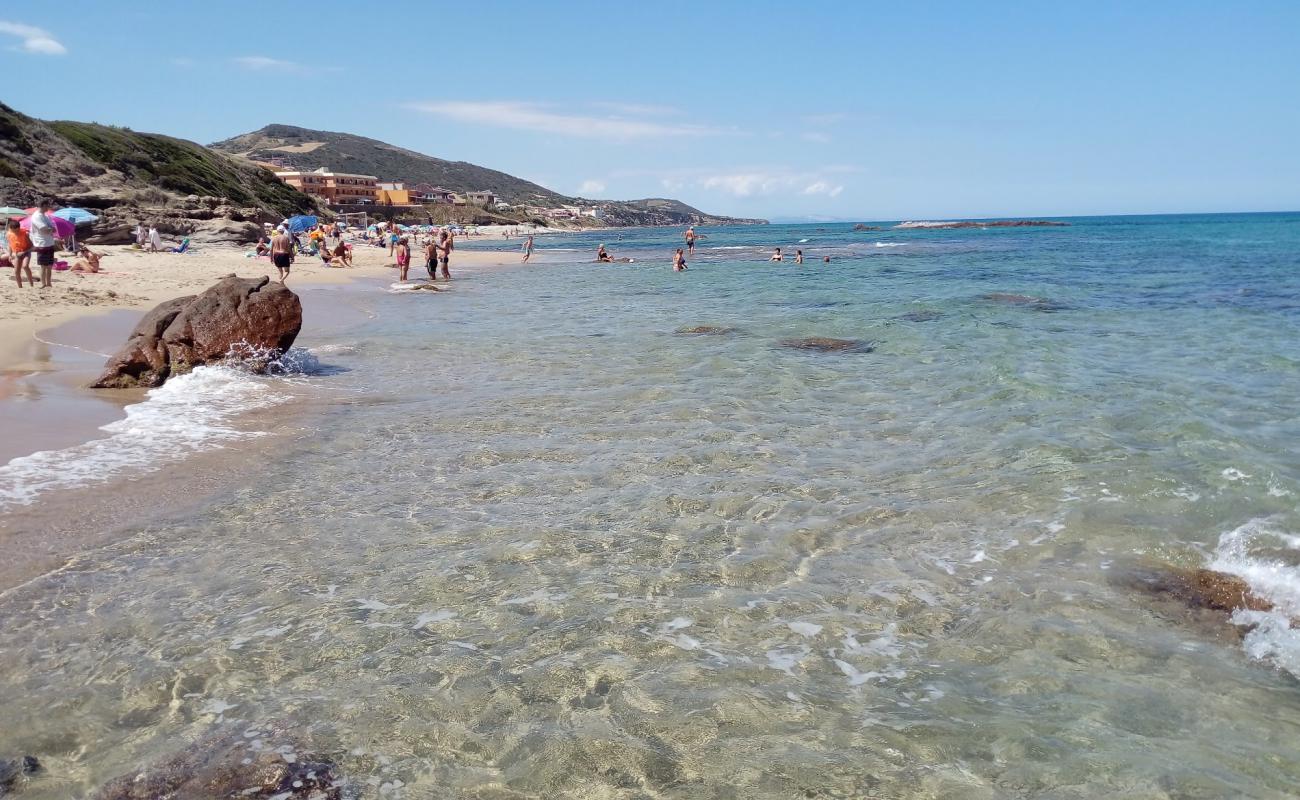 Foto de Spiaggia di Ampurias con arena oscura superficie