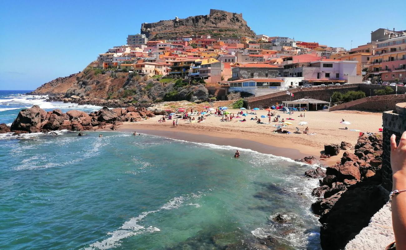 Foto de Spiaggia La Marina Di Castelsardo con arena oscura superficie