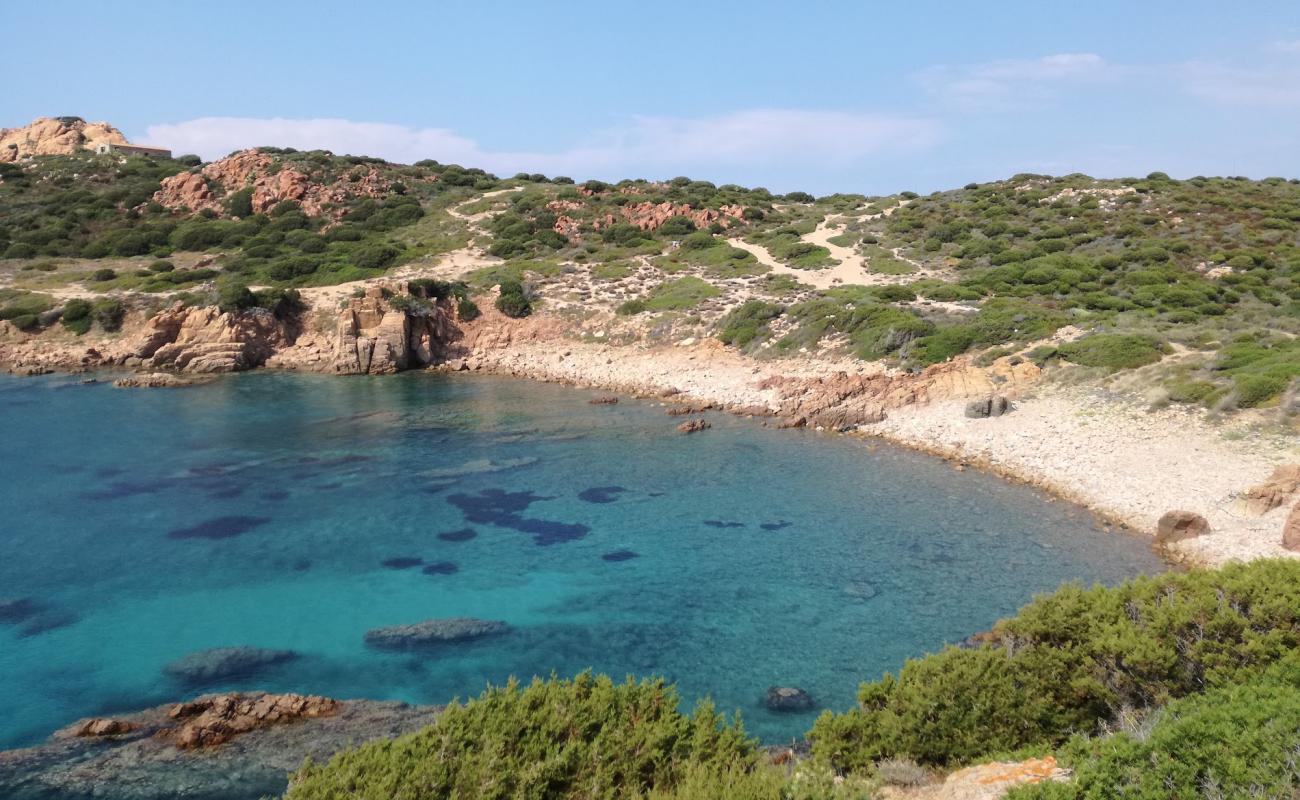 Foto de Spiaggia di Cala Falza con piedra superficie