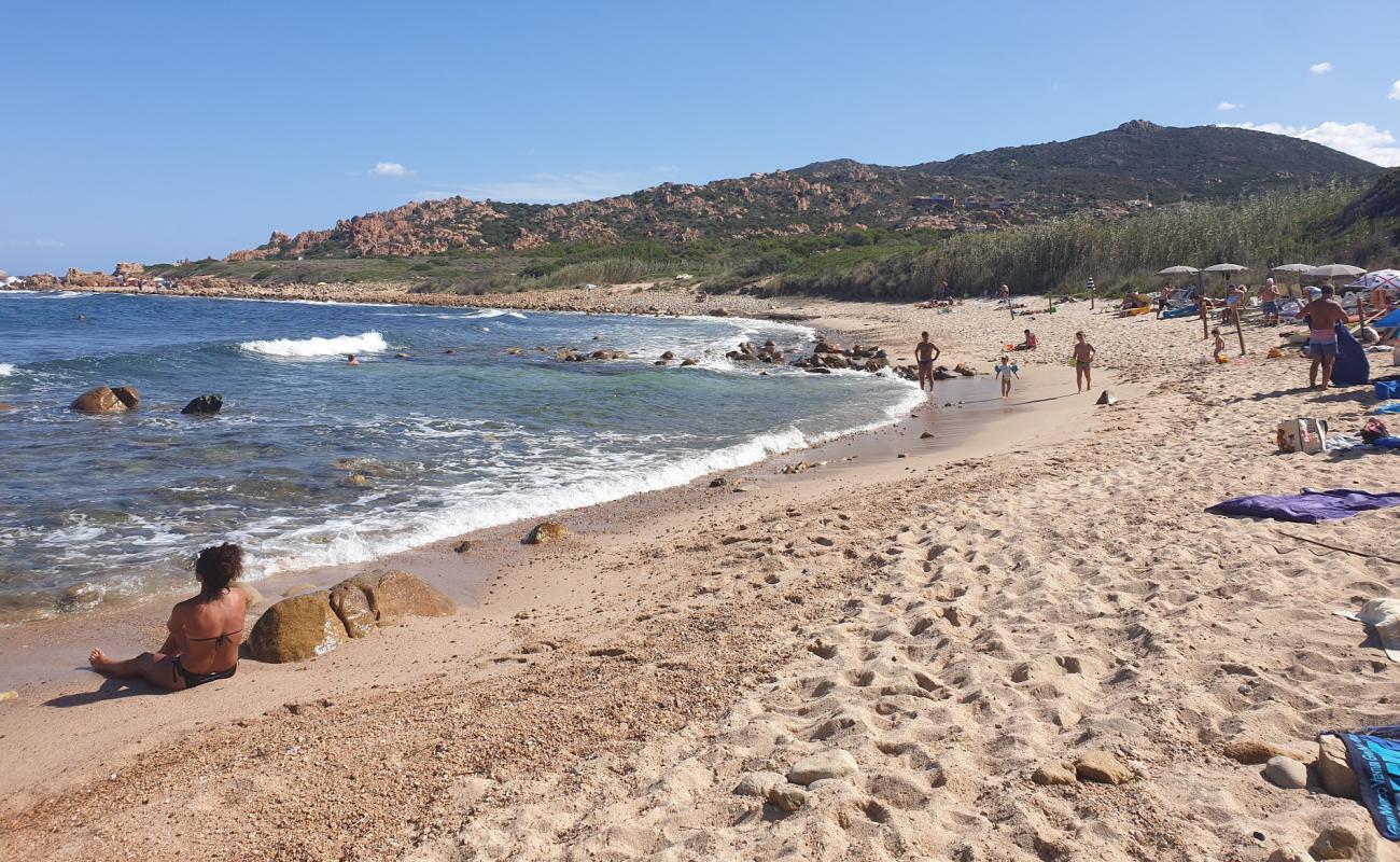 Foto de Spiaggia Li Caneddi con arena/piedras marrón superficie