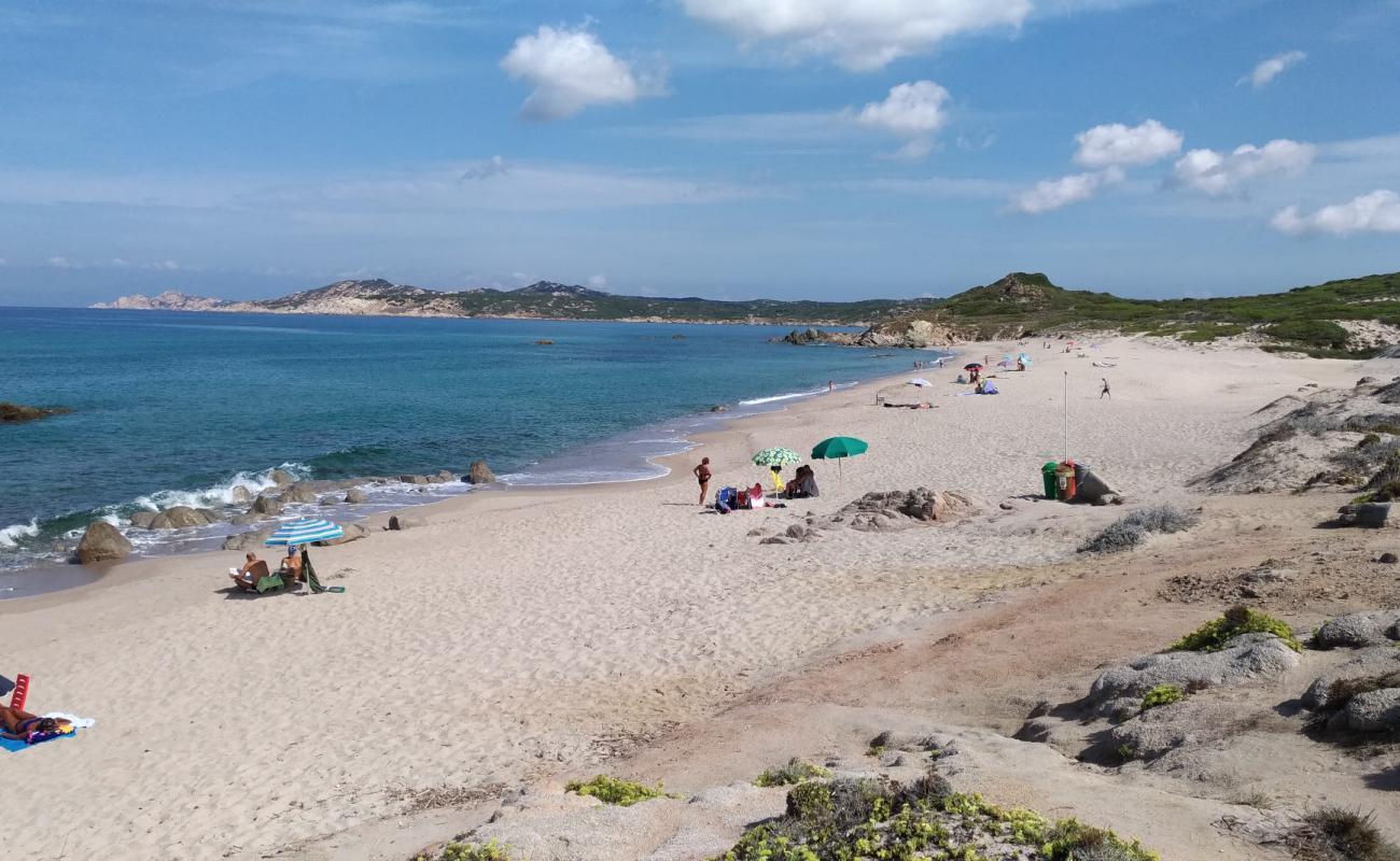 Foto de Cala Pischina con arena oscura superficie