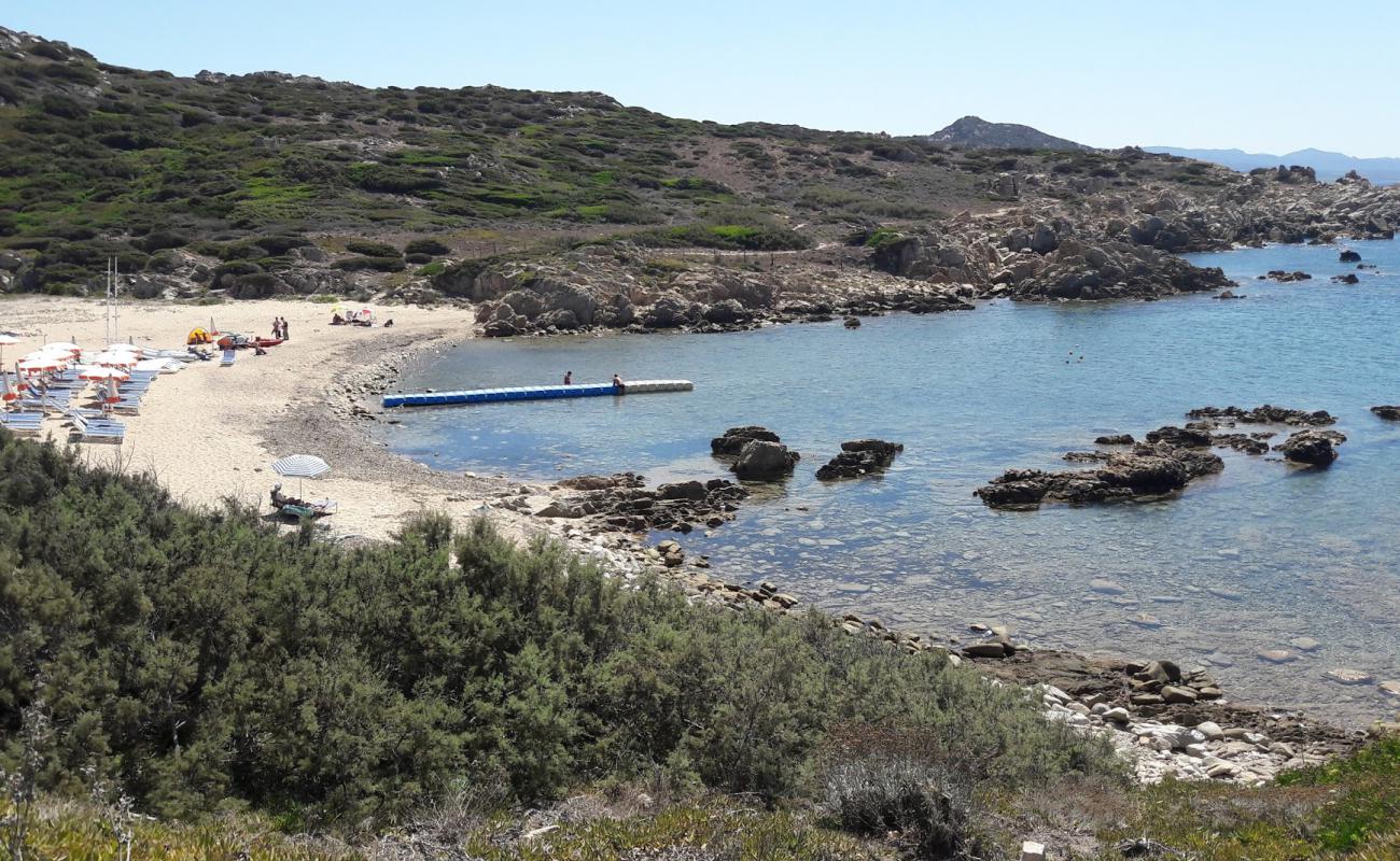 Foto de Spiaggia de La Liccia con arena/piedras marrón superficie