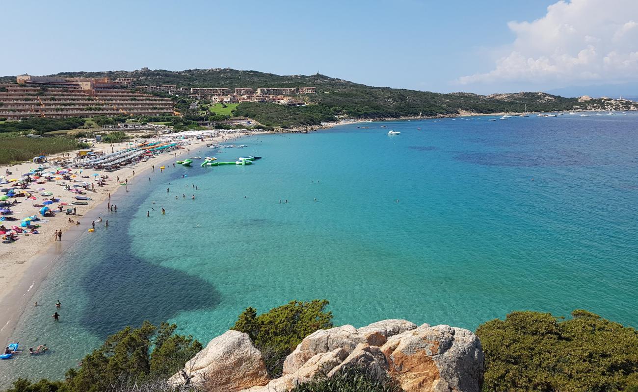 Foto de La playa de Marmorata con arena brillante superficie