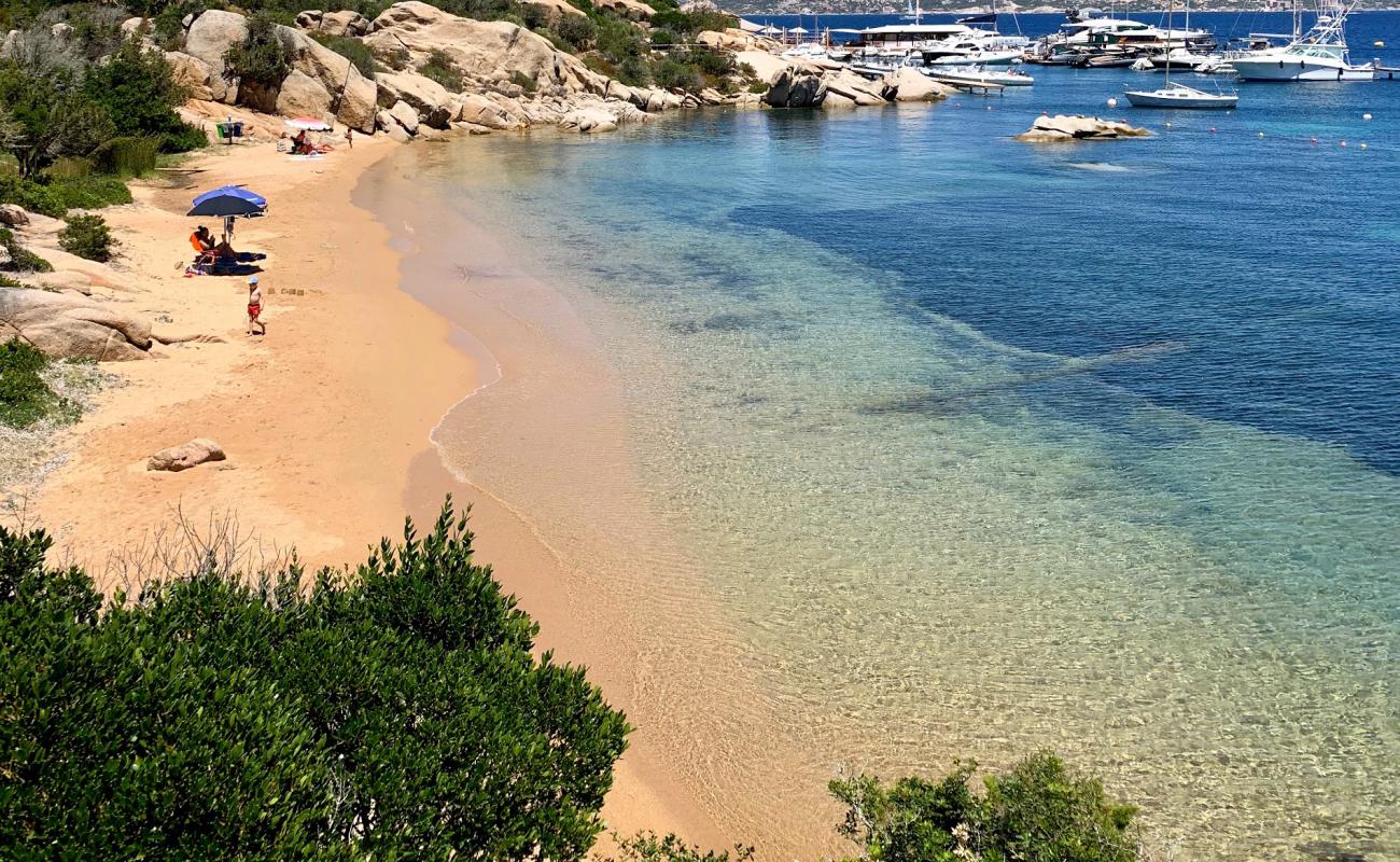 Foto de Spiaggia di Cala Inglese con arena oscura superficie