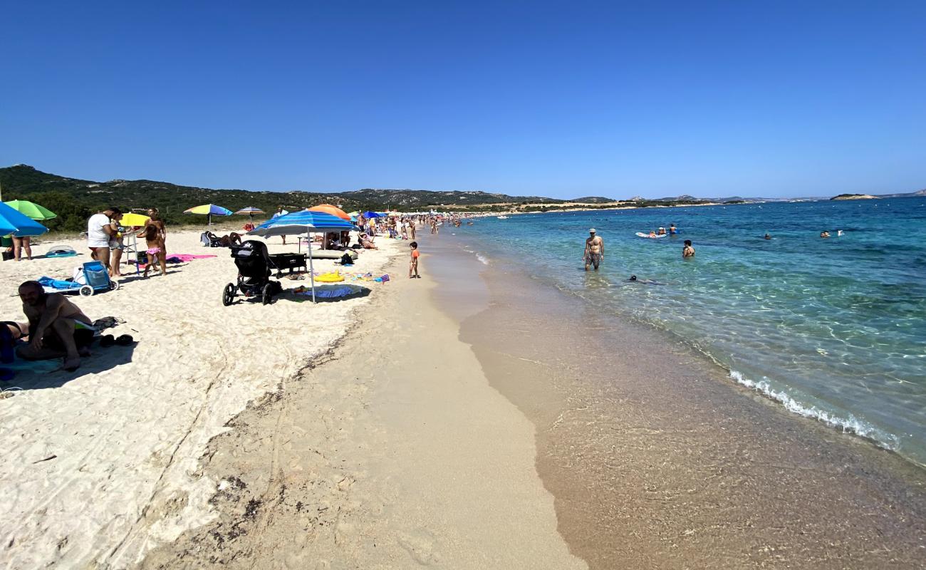 Foto de Cierra la playa de Manna con brillante arena fina superficie