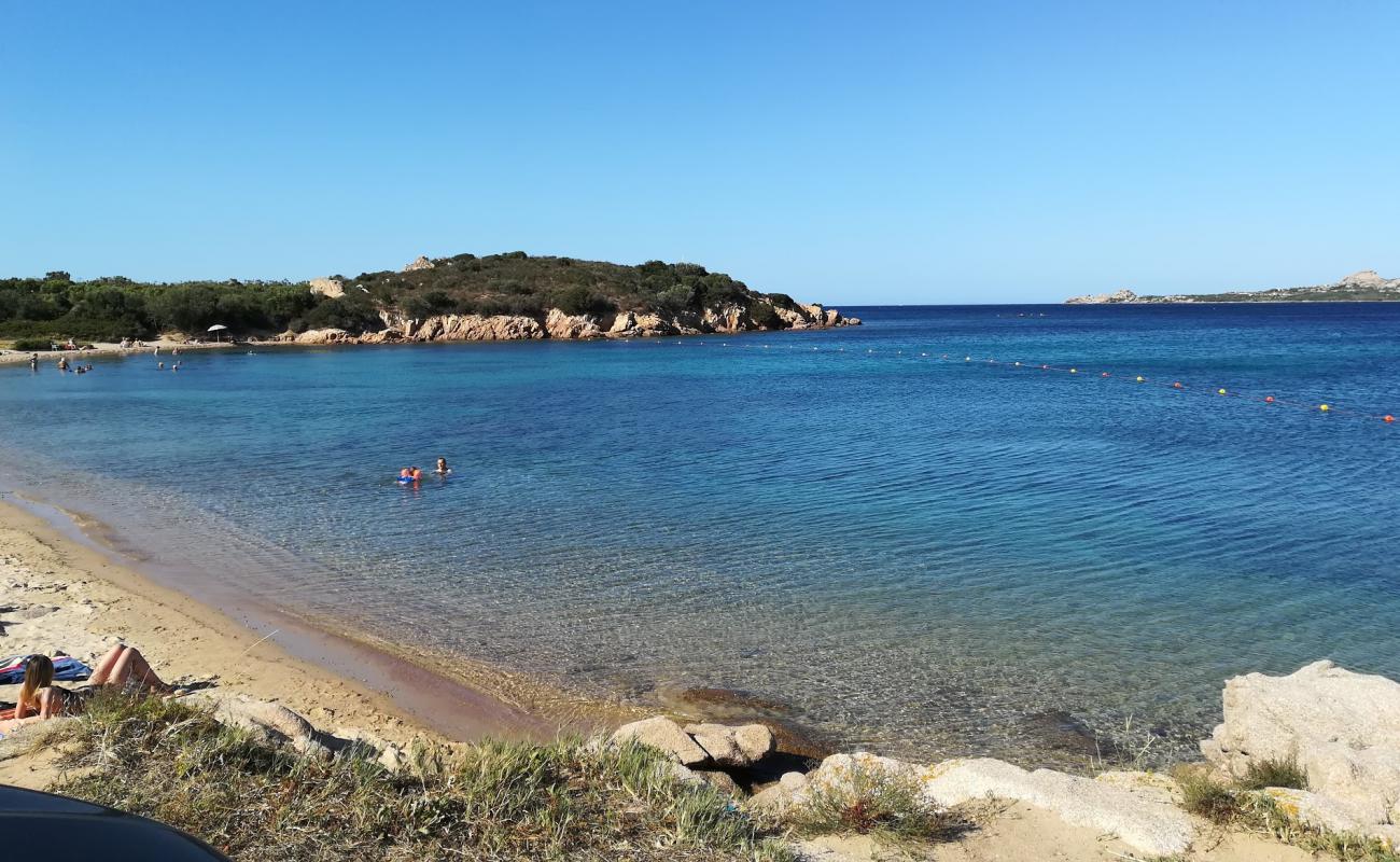 Foto de Molo di La Conia con arena brillante superficie