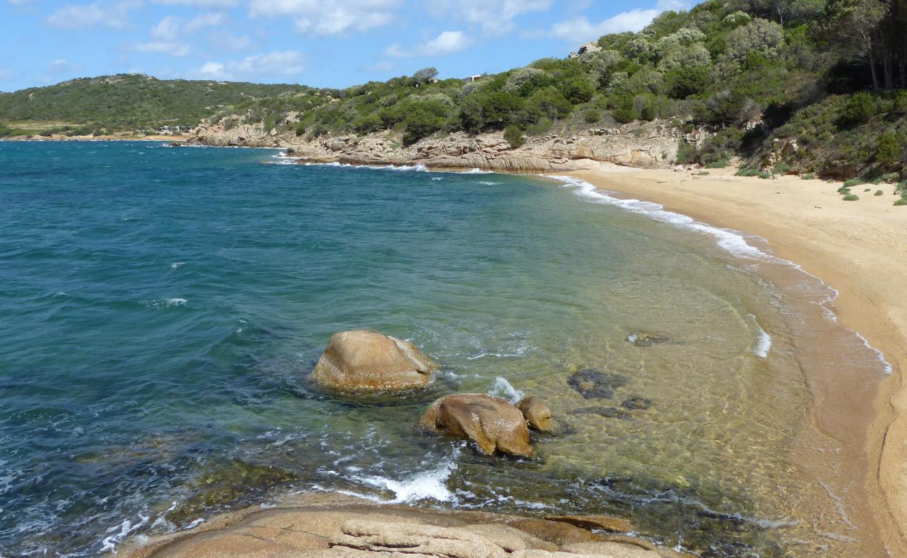 Foto de Cala Ginepro con guijarro fino claro superficie