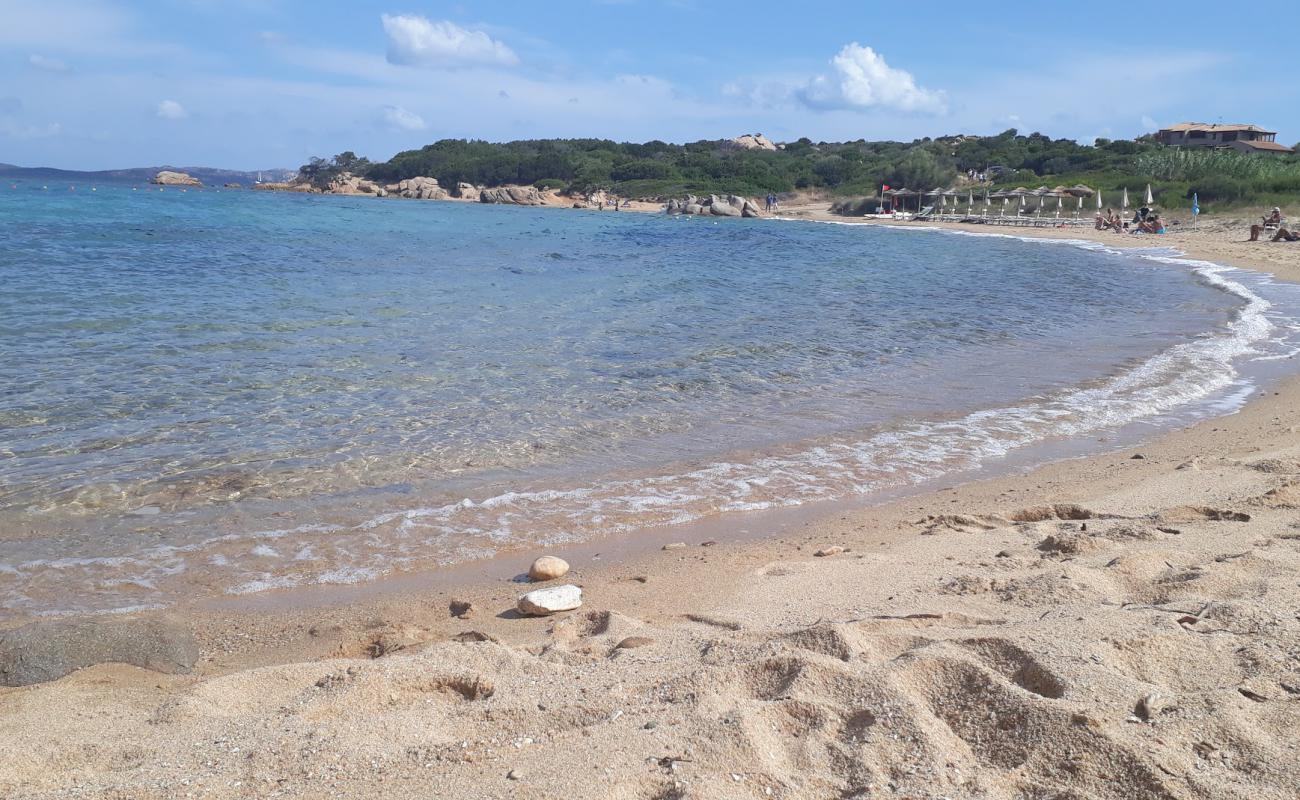 Foto de Spiaggia Tre Monti con guijarro fino claro superficie