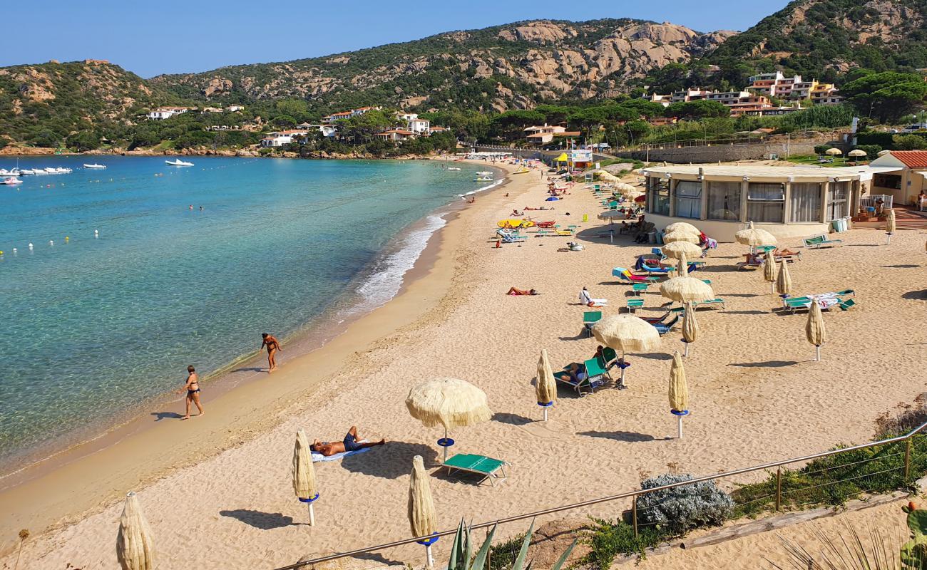 Foto de Playa Cala Battistoni con brillante arena fina superficie