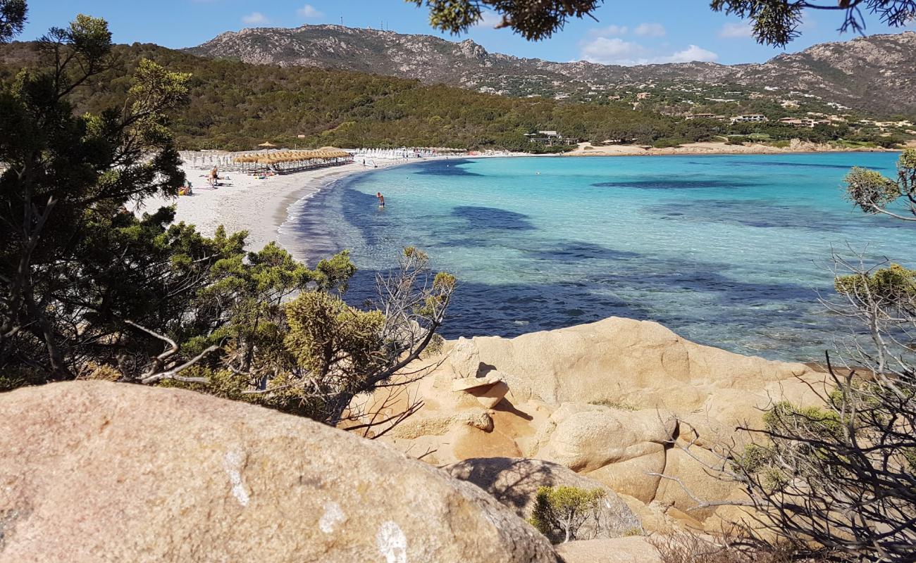 Foto de Playa Grande Pevero con arena blanca superficie