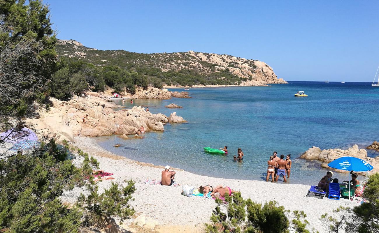 Foto de Cala Liccia con guijarro fino claro superficie