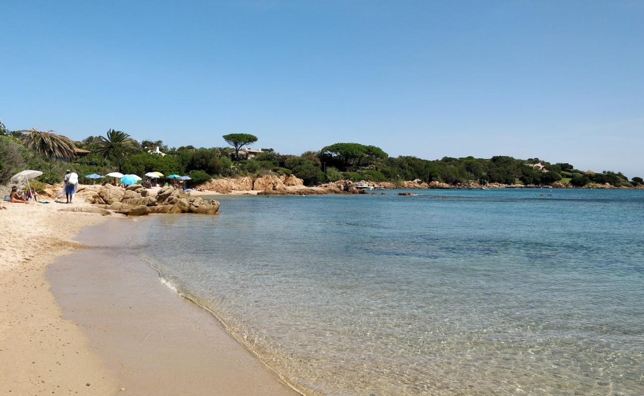 Foto de Spiaggia Del Romazzino con guijarro fino claro superficie