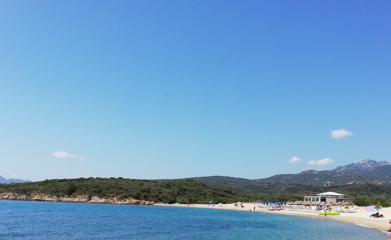 Foto de Cala Razza di Juncu con arena fina y guijarros superficie