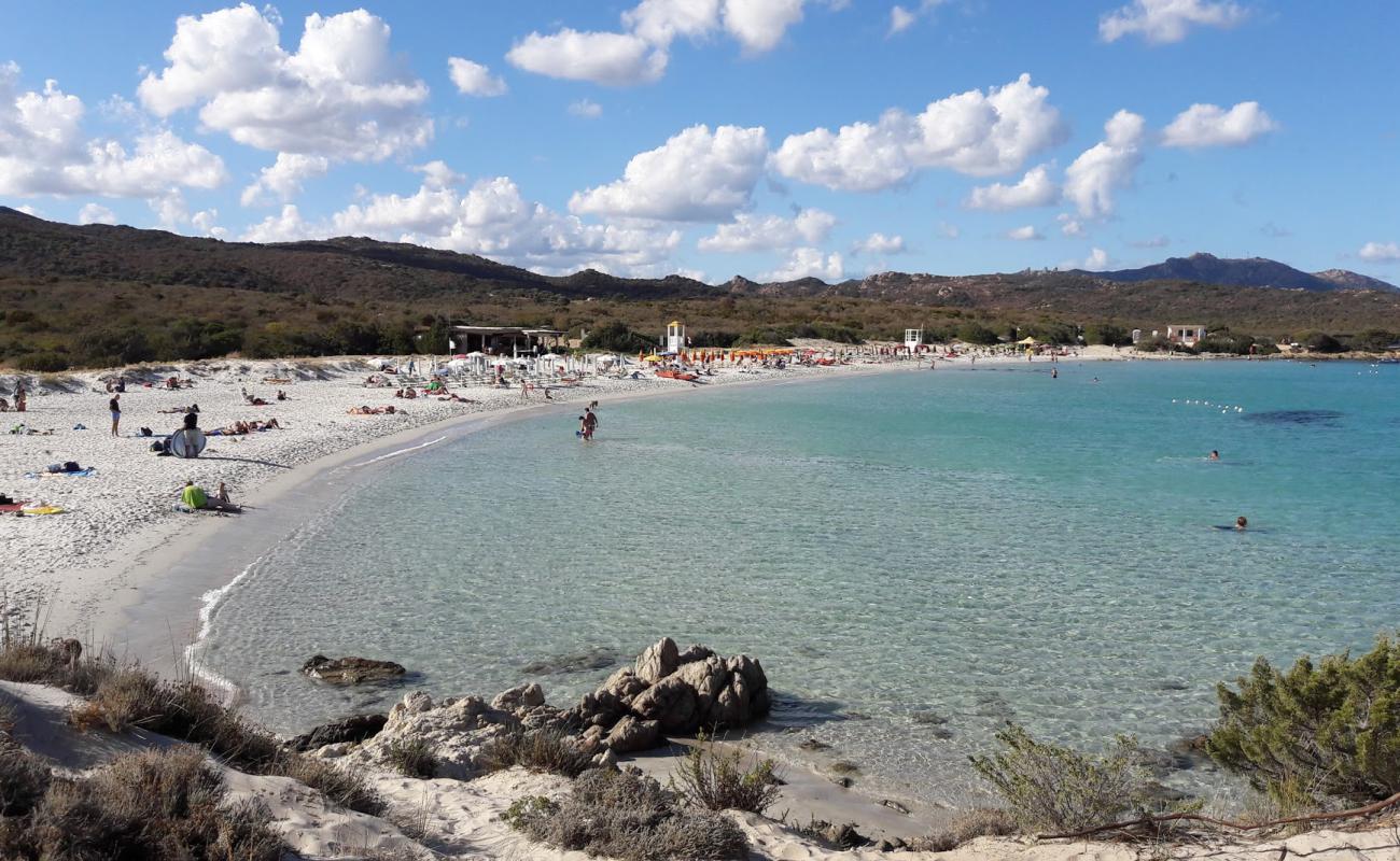 Foto de Playa de Portisco con arena brillante superficie