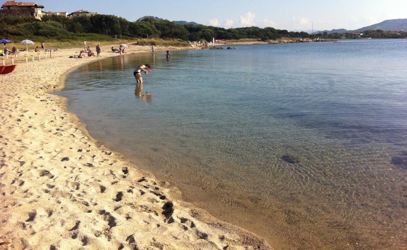 Foto de Spiaggia de Su Nuragheddu con arena brillante superficie