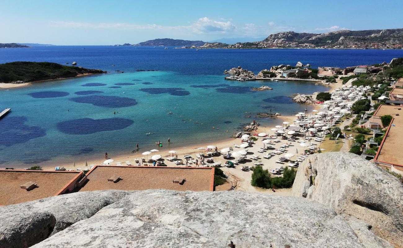 Foto de Cala Rocciosa III con arena brillante superficie